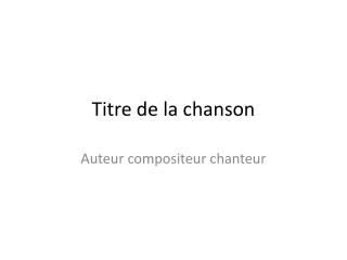 La fille rousse avec les yeux verts et les taches de rousseur