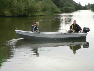 Karpervissen met huisje aan het water