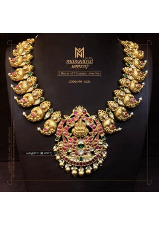 Traditional Necklace with Uncut Diamonds
