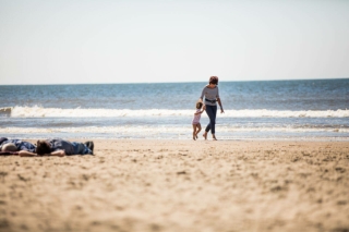 Een huisje aan zee met een hond in Nederland