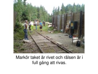 Markör taket är rivet och rälsen är i full gång att rivas.