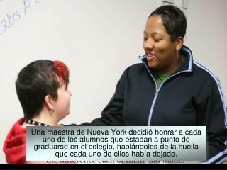 Luego presentó a cada uno, con una cinta azul, impresa con letras doradas, en la cual se leía, “Quien soy deja huella.”