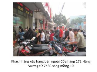 Khách hàng xếp hàng bên ngoài Cửa hàng 172 Hùng Vương từ 7h30 sáng mồng 10