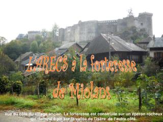 Vue du côté du village ancien. La forteresse est construite sur un éperon rocheux