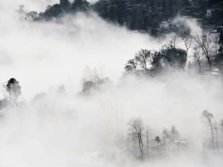 如海的雲，如煙的霧，時隱時現的哈尼山寨， 如詩如畫、如夢如幻、如神仙居住的世外桃源。