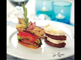 GOURMETBURGARE MED GETOST OCH SYDFRANSKA ROSTADE GRÖNSAKER - 4 Portioner