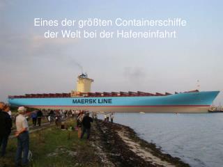 Eines der größten Containerschiffe der Welt bei der Hafeneinfahrt