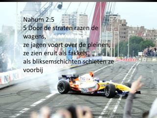 Nahum 2:5 5 Door de straten razen de wagens, ze jagen voort over de pleinen,