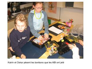 Katrin et Oskar pèsent les bonbons que les ABI ont jeté