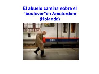 El abuelo camina sobre el &quot;boulevar&quot;en Amsterdam (Holanda)