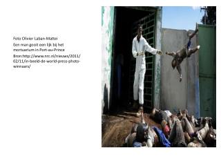 Foto Olivier Laban-Mattei Een man gooit een lijk bij het mortuarium in Port-au-Prince