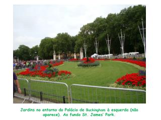 Jardins no entorno do Palácio de Buckingham à esquerda (não aparece). Ao fundo St. James’ Park.